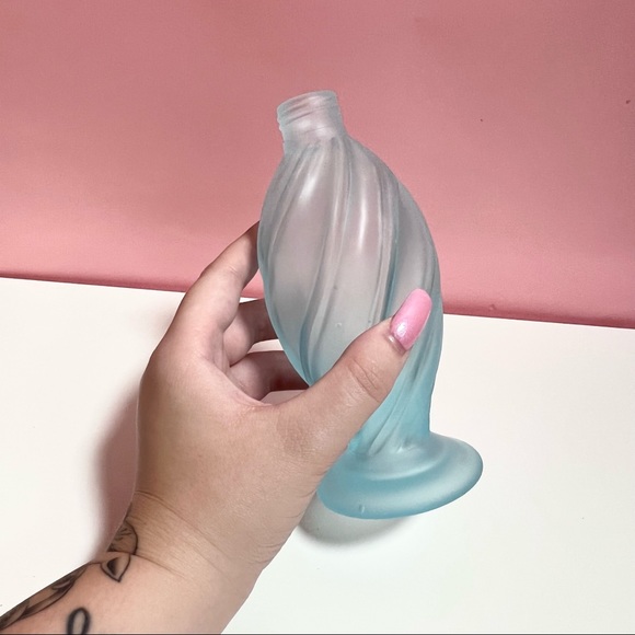 Vintage pastel frosted blue Art Deco twist vase - Picture 2 of 4